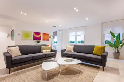 Zona de estar de Estilo y Confort en el Corazón de Salamanca