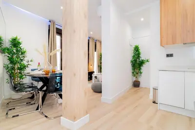 Una cocina o zona de cocina en Elegancia junto al arte en Madrid
