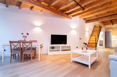 Una televisión o centro de entretenimiento en Melilla Chill Spot junto Puerta de Toledo