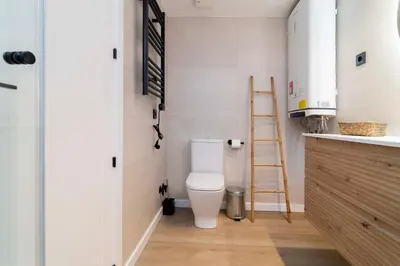 Un baño de Melilla Chill Spot junto Puerta de Toledo
