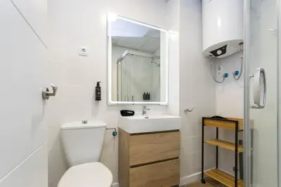 Un baño de Regency IV - Ferga Suites