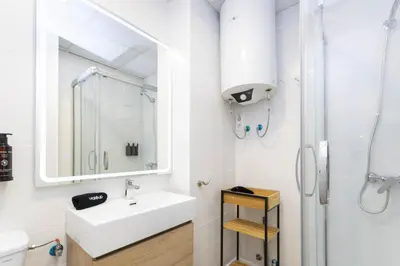 Un baño de Regency IV - Ferga Suites