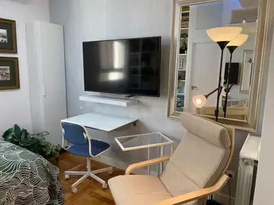 Una televisión o centro de entretenimiento en Berkana Apar-studios