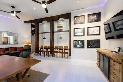 Una televisión o centro de entretenimiento en PDA2BI Loft de lujo, de diseño, histórico, a estrenar! Temporal