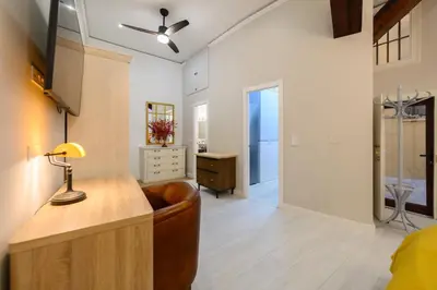 Una televisión o centro de entretenimiento en PDA2BI Loft de lujo, de diseño, histórico, a estrenar! Temporal