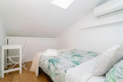 Cama o camas de una habitación en Luminoso Atico En lo alto de la ciudad
