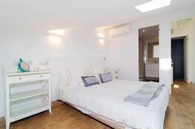 Cama o camas de una habitación en Luminoso Atico En lo alto de la ciudad