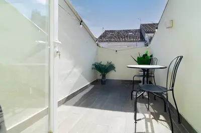 Un balcón o terraza de Luminoso Atico En lo alto de la ciudad
