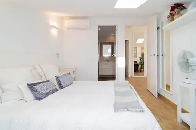 Cama o camas de una habitación en Luminoso Atico En lo alto de la ciudad