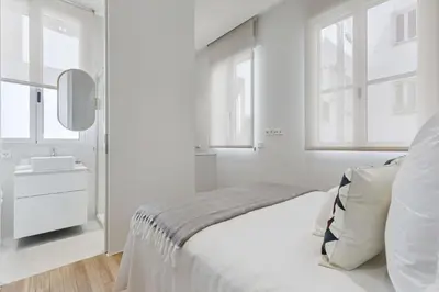 Cama o camas de una habitación en Bright New Studio Near Madrid City Center