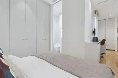 Cama o camas de una habitación en Bright New Studio Near Madrid City Center