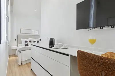 Una televisión o centro de entretenimiento en Bright New Studio Near Madrid City Center
