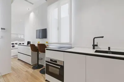 Una cocina o zona de cocina en Bright New Studio Near Madrid City Center
