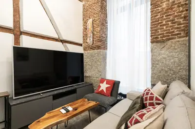Una televisión o centro de entretenimiento en apartamento industrial con 3 alturas en pleno centro de ALQUILER TEMPORAL
