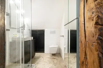 Un baño de apartamento industrial con 3 alturas en pleno centro de ALQUILER TEMPORAL