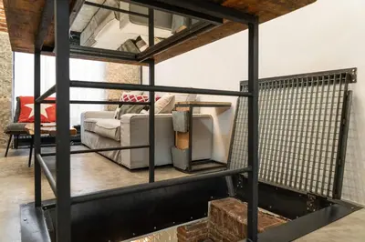 Zona de estar de apartamento industrial con 3 alturas en pleno centro de ALQUILER TEMPORAL