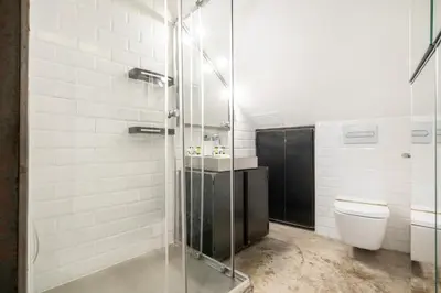 Un baño de apartamento industrial con 3 alturas en pleno centro de ALQUILER TEMPORAL