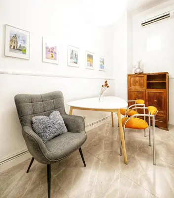 Zona de estar de Cozy APT WiFi 4 PAX 15 min Puerta del Sol