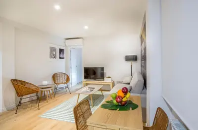 Una televisión o centro de entretenimiento en Slow Suites Luchana