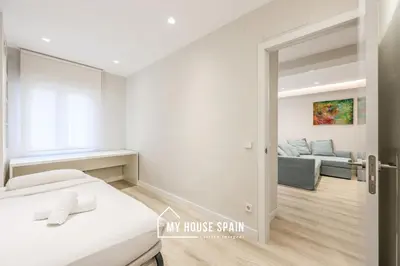 Cama o camas de una habitación en MyHouseSpain - Luz y Espacio junto al Retiro