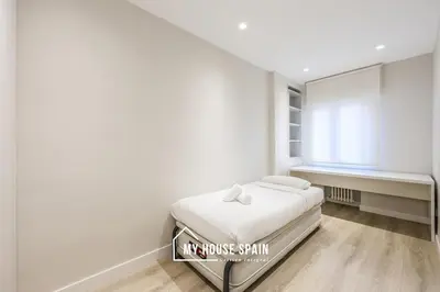 Cama o camas de una habitación en MyHouseSpain - Luz y Espacio junto al Retiro