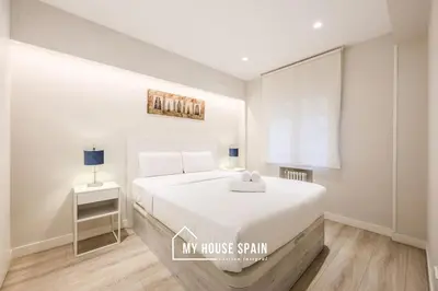 Cama o camas de una habitación en MyHouseSpain - Luz y Espacio junto al Retiro