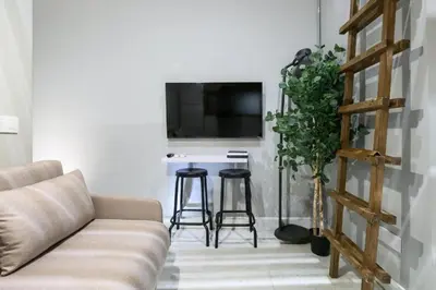 Una televisión o centro de entretenimiento en Stylish Stay in the Center of Madrid