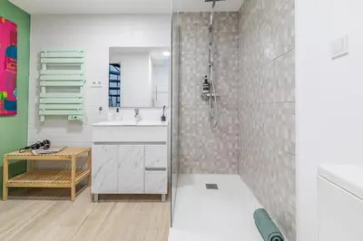 Un baño de Art & Relax: Atocha Reina Sofía Studio