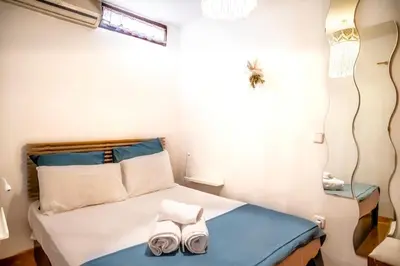 Cama o camas de una habitación en Vive Lavapiés: Culture & Tapas 1 Min from Metro