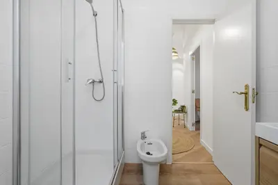 Un baño de Cream Lavapies by Hogar 4