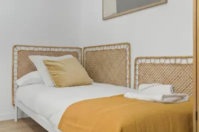 Cama o camas de una habitación en Cream Lavapies by Hogar 4