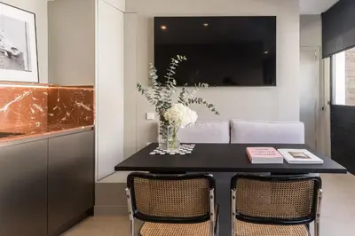 Una televisión o centro de entretenimiento en Edmond Vibes Almagro Suites