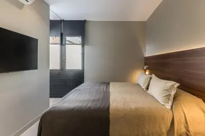 Cama o camas de una habitación en Edmond Vibes Almagro Suites