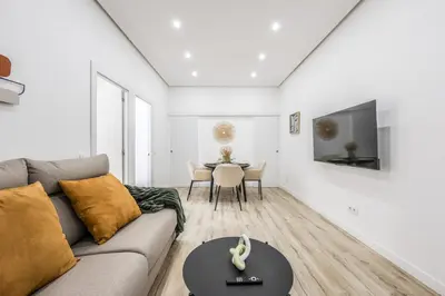 Una televisión o centro de entretenimiento en Modern apartment on Gran Via