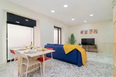 Una televisión o centro de entretenimiento en Fuerza de un Oso y elegancia en un solo espacio