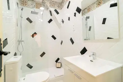 Un baño de Fuerza de un Oso y elegancia en un solo espacio