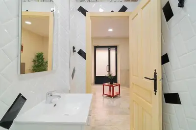 Un baño de Fuerza de un Oso y elegancia en un solo espacio