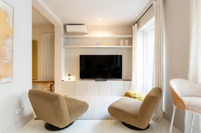 Una televisión o centro de entretenimiento en Luxurious 2BD Apartment in Justicia