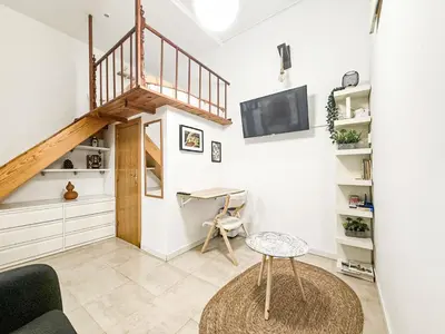 Una televisión o centro de entretenimiento en Acogedor apartamento cerca de Ronda de Atocha