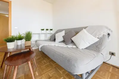 Zona de estar de Piso de 2 Dormitorios con Vistas a la Ciudad Confort y Estilo en Madrid Temporal AGPE322