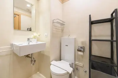 Un baño de Piso de 2 Dormitorios con Vistas a la Ciudad Confort y Estilo en Madrid Temporal AGPE322