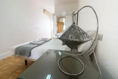 Cama o camas de una habitación en Piso de 2 Dormitorios con Vistas a la Ciudad Confort y Estilo en Madrid Temporal AGPE322