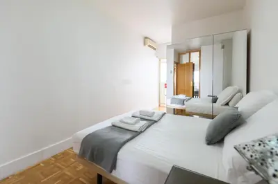 Cama o camas de una habitación en Piso de 2 Dormitorios con Vistas a la Ciudad Confort y Estilo en Madrid Temporal AGPE322