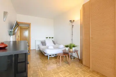 Zona de estar de Piso de 2 Dormitorios con Vistas a la Ciudad Confort y Estilo en Madrid Temporal AGPE322