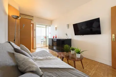 Una televisión o centro de entretenimiento en Piso de 2 Dormitorios con Vistas a la Ciudad Confort y Estilo en Madrid Temporal AGPE322
