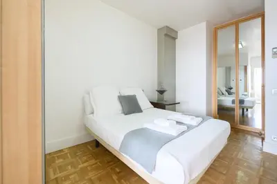 Cama o camas de una habitación en Piso de 2 Dormitorios con Vistas a la Ciudad Confort y Estilo en Madrid Temporal AGPE322