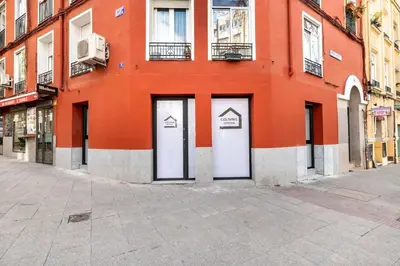 Edificio en el que se encuentra el hostal o pensión