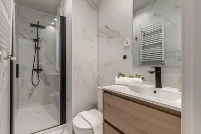 Un baño de Waou Urban Chamberi XVII - Corta Duración