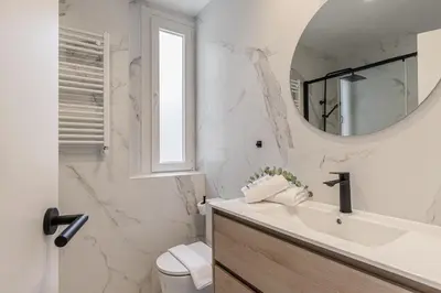 Un baño de Waou Urban Chamberi XVII - Corta Duración
