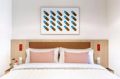 Cama o camas de una habitación en Numa Madrid Fuencarral